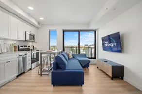 ᯓ Stylish Sunlit Suite•FREE Parking•Bridgeland - Image 2