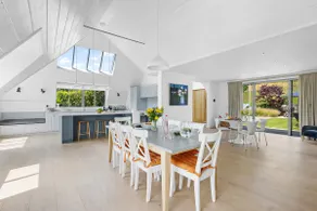 Woodwater - Spacious home moments from waterfront - Image 4