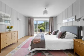 Woodwater - Spacious home moments from waterfront - Image 5