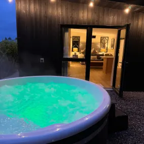 Luxurious One Bedroom Cabin With Private Hot Tub - Image 5