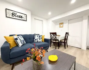 Cozy Bright 1BR • Free Parking • Prime Location - Image 2