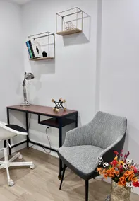 Cozy Bright 1BR • Free Parking • Prime Location - Image 4