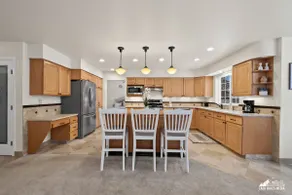 Beautiful Spacious Home - Near Airport - Image 5
