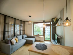 Air Con, Central & Free Private Parking, Netflix - Image 2