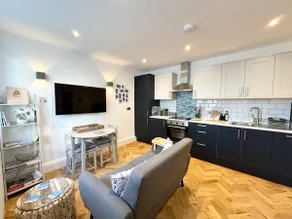 Modern Harbour View Apartment, Parking 1 Min - Image 4