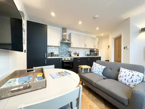 Modern Harbour View Apartment, Parking 1 Min - Image 3