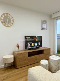 Elegant one-bedroom apartment 5 minutes from the beaches + parking and balcony - Image 2