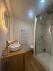 Elegant one-bedroom apartment 5 minutes from the beaches + parking and balcony - Image 5