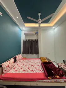 AC Room with Private Balcony | Easy Mahakal Access - Image 2