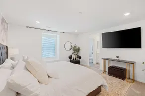 Comfort 3BR Home Near Shopping & Ontairo Airport - Image 3