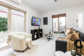 Mickle Townhouse, Steps to CBD - Image 2