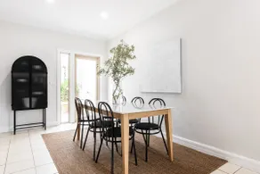 Mickle Townhouse, Steps to CBD - Image 4