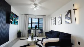 Luxe Skyrise Condo Downtown Jax - Image 2