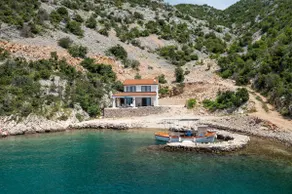 House in the bay, right by the sea. - Image 3