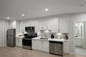 Modern 3BR Suite| 10 Min To YVR and Downtown| WiFi - Image 4
