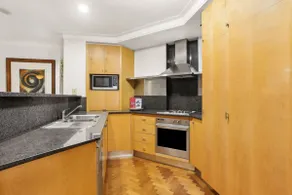 Luxurious Apartment only 250m Walk To Opera House - Image 3