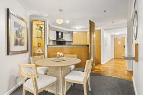 Luxurious Apartment only 250m Walk To Opera House - Image 4