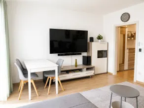 Central 2-bedroom apartment with balcony & parking - Image 3