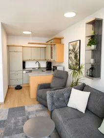 Central 2-bedroom apartment with balcony & parking - Image 4