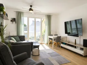 Central 2-bedroom apartment with balcony & parking - Image 2