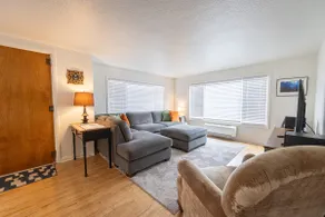 Hot Tub Haven: 3 bed/2bath, 4.2 miles to Hayward - Image 2