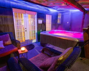 Hot Tub Haven: 3 bed/2bath, 4.2 miles to Hayward - Image 3