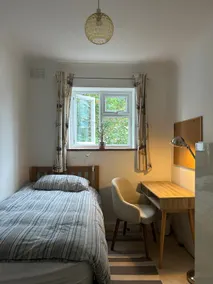 Homely flat in Surrey - Image 3