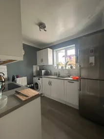 Homely flat in Surrey - Image 4