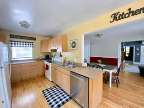 Cozy 2nd story Flat near downtown - Image 3