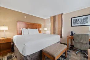 Modern Executive Suite Near NYC - Image 2