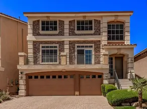 Wow ! 4000 sqft villa 2 Ensuite,2 Living rooms! - Image 2