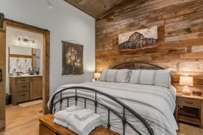The Honey Hole Hideaway - Image 3