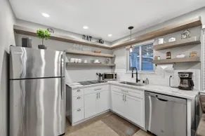 Midtown Charm: Loft & Private Parking—Perfect Spot - Image 4
