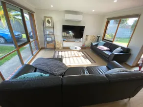 Renovated 4 Bed Home With SPA+ King BED Sleeps 10 - Image 5
