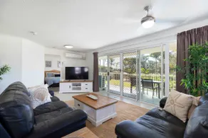 Surfside Beachfront 3bed Apt - Direct Beach Access - Image 2