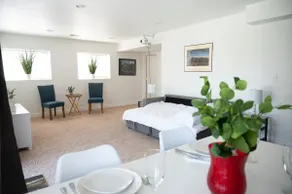 King Villa/Central Bliss/55” 4k Roku/Full Kitchen - Image 3