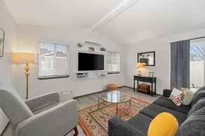 Cozy Guest House- Private driveway and entry - Image 2