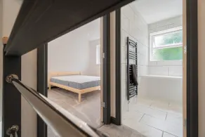 Modern, spacious 2 bedroom house with parking - Image 5