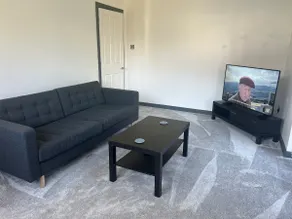 Modern, spacious 2 bedroom house with parking - Image 2