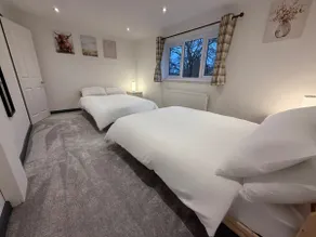 Modern, spacious 2 bedroom house with parking - Image 4