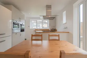 Modern, spacious 2 bedroom house with parking - Image 3
