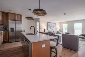 Luxury Penthouse in Entertainment District - Image 2