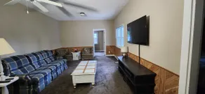 Comfy house on outskirts of town. - Image 4