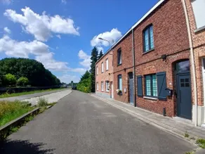 Charming riverfront house - Image 2