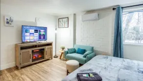 Newly Renovated Bright Studio - Image 2