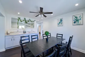 5 Beds/Laundry/FWY Close - Image 4