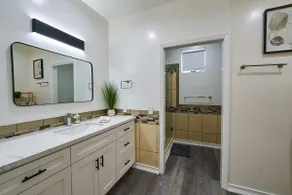 5 Beds/Laundry/FWY Close - Image 5