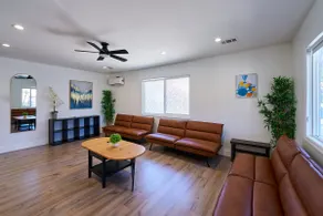 5 Beds/Laundry/FWY Close - Image 2