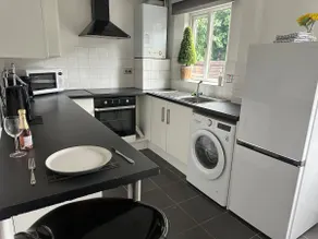 Charming 2Bed Home | Garden & Parking for 2 Cars - Image 3