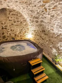 Entire place: Le Spa des Voutes Jacuzzi/Cinema - Image 4